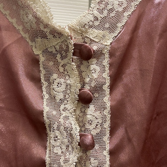 🔥🔥 Adorable silk and lace cami. - Picture 3 of 9